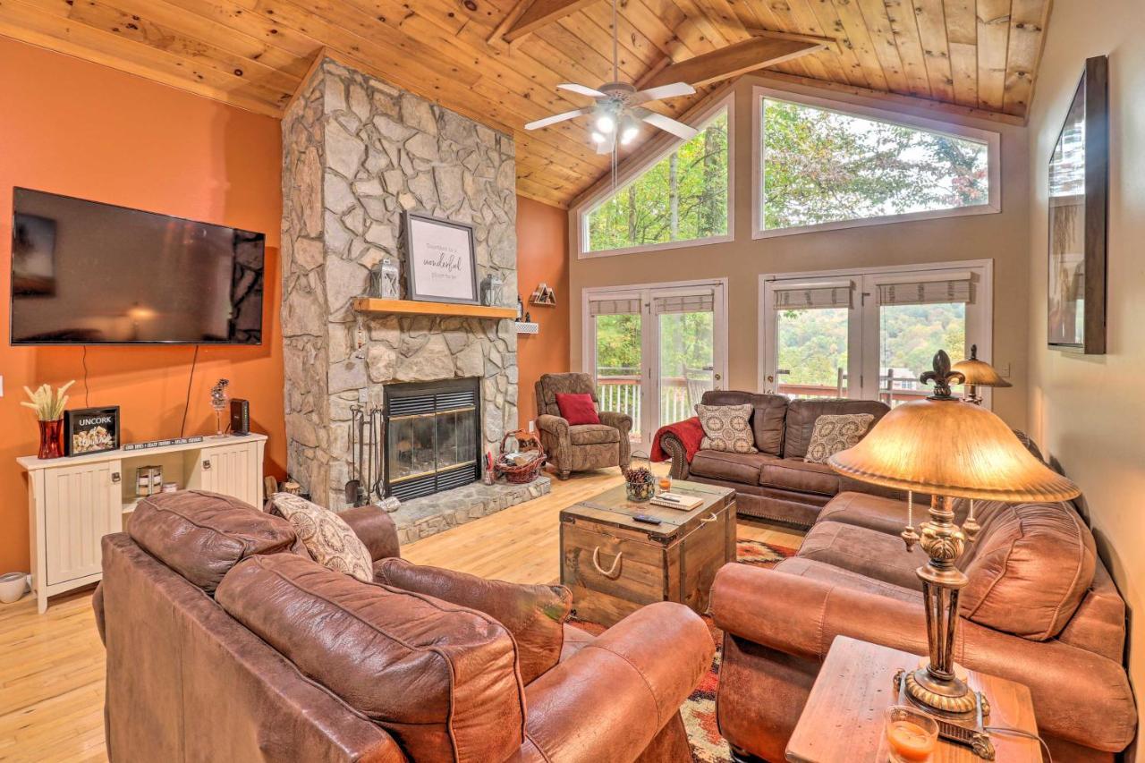 Rustic Red Cabin With Deck In Maggie Valley Club! Bagian luar foto