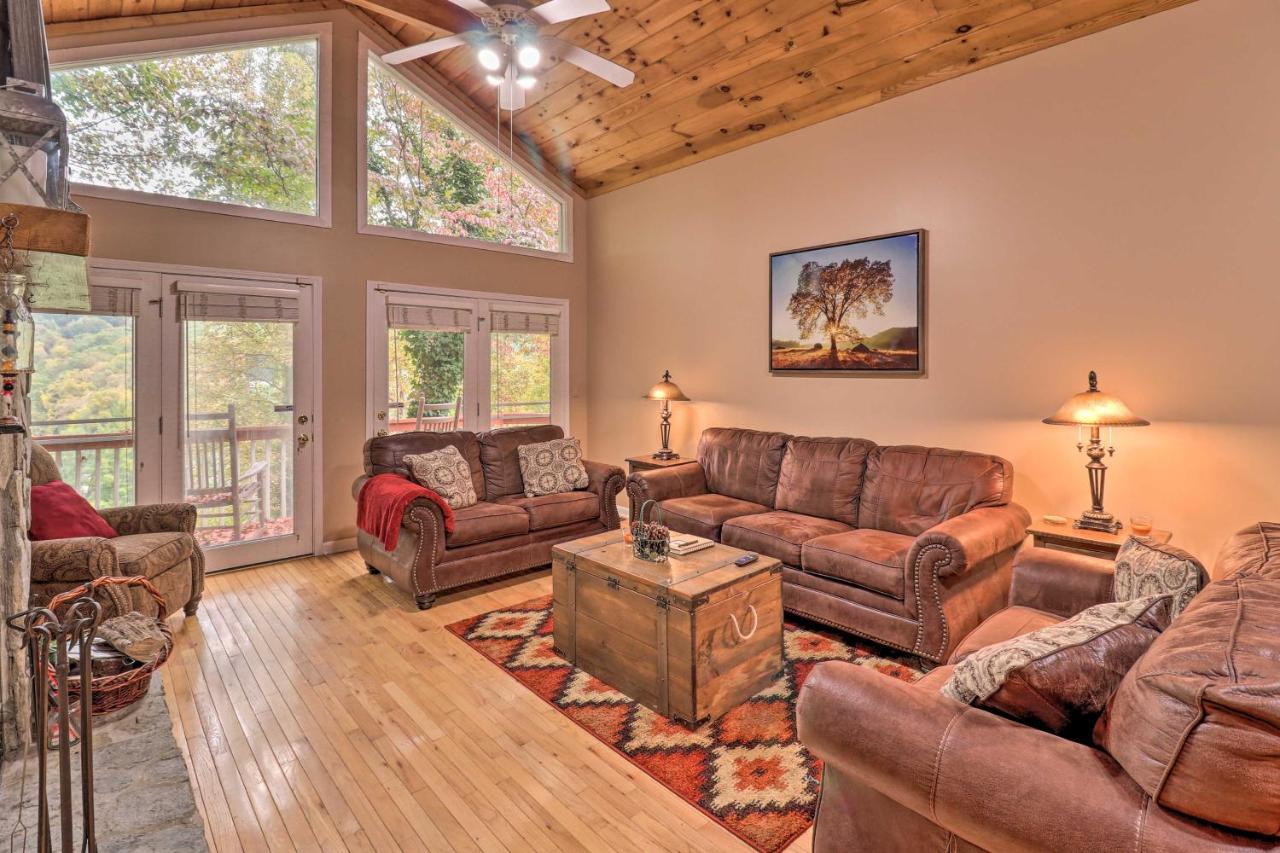 Rustic Red Cabin With Deck In Maggie Valley Club! Bagian luar foto