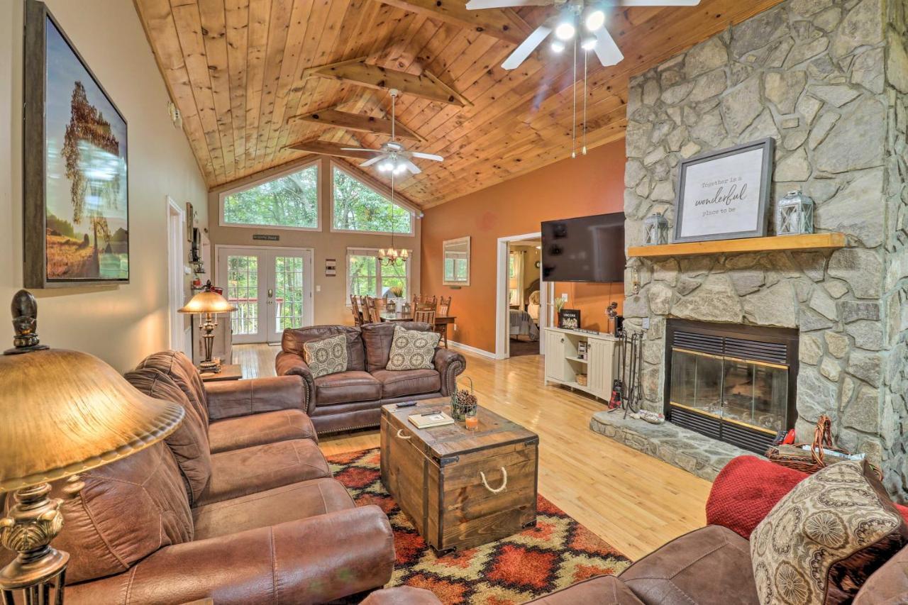 Rustic Red Cabin With Deck In Maggie Valley Club! Bagian luar foto