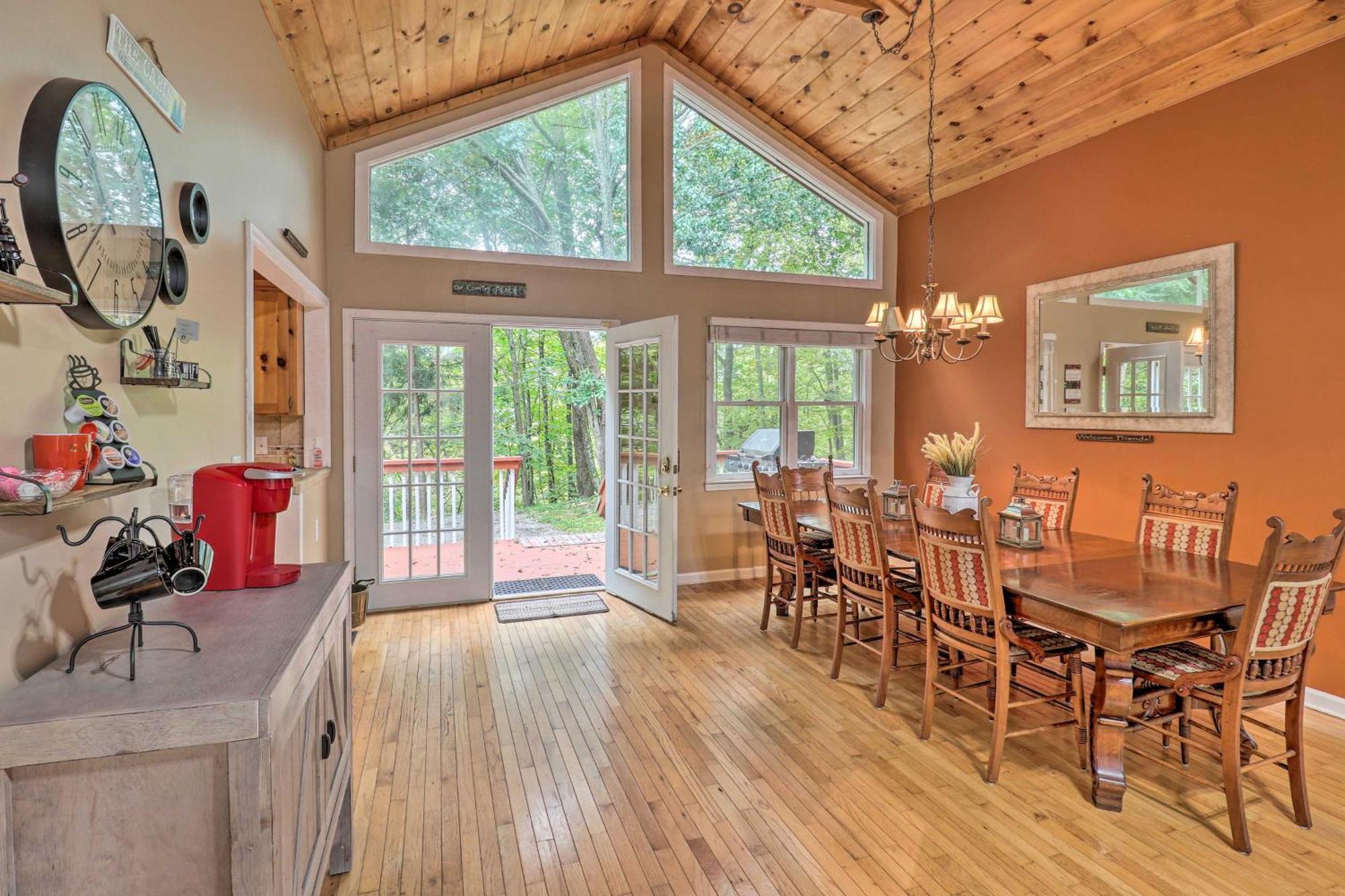 Rustic Red Cabin With Deck In Maggie Valley Club! Bagian luar foto