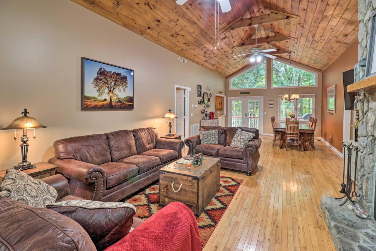Rustic Red Cabin With Deck In Maggie Valley Club! Bagian luar foto