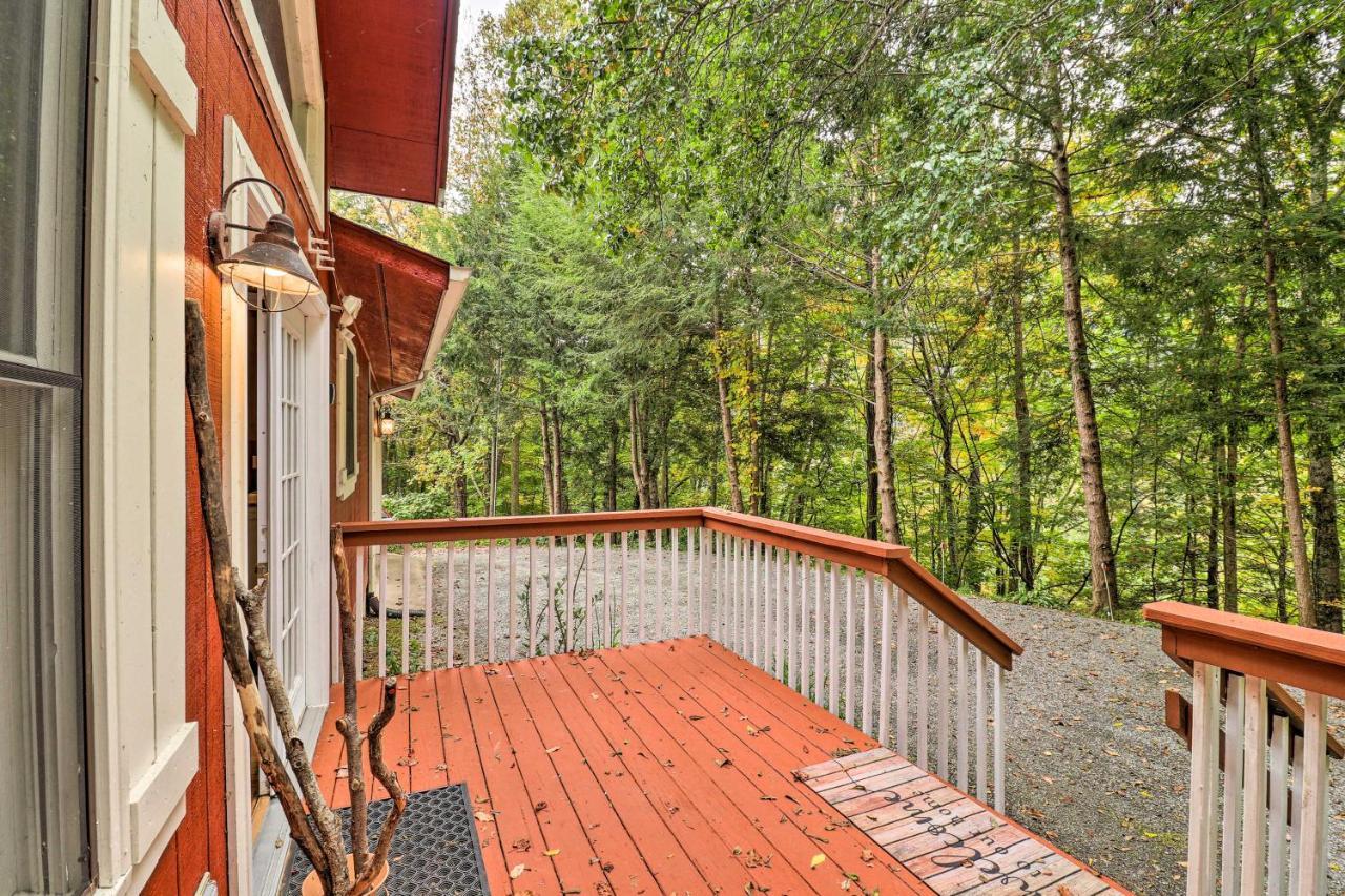 Rustic Red Cabin With Deck In Maggie Valley Club! Bagian luar foto
